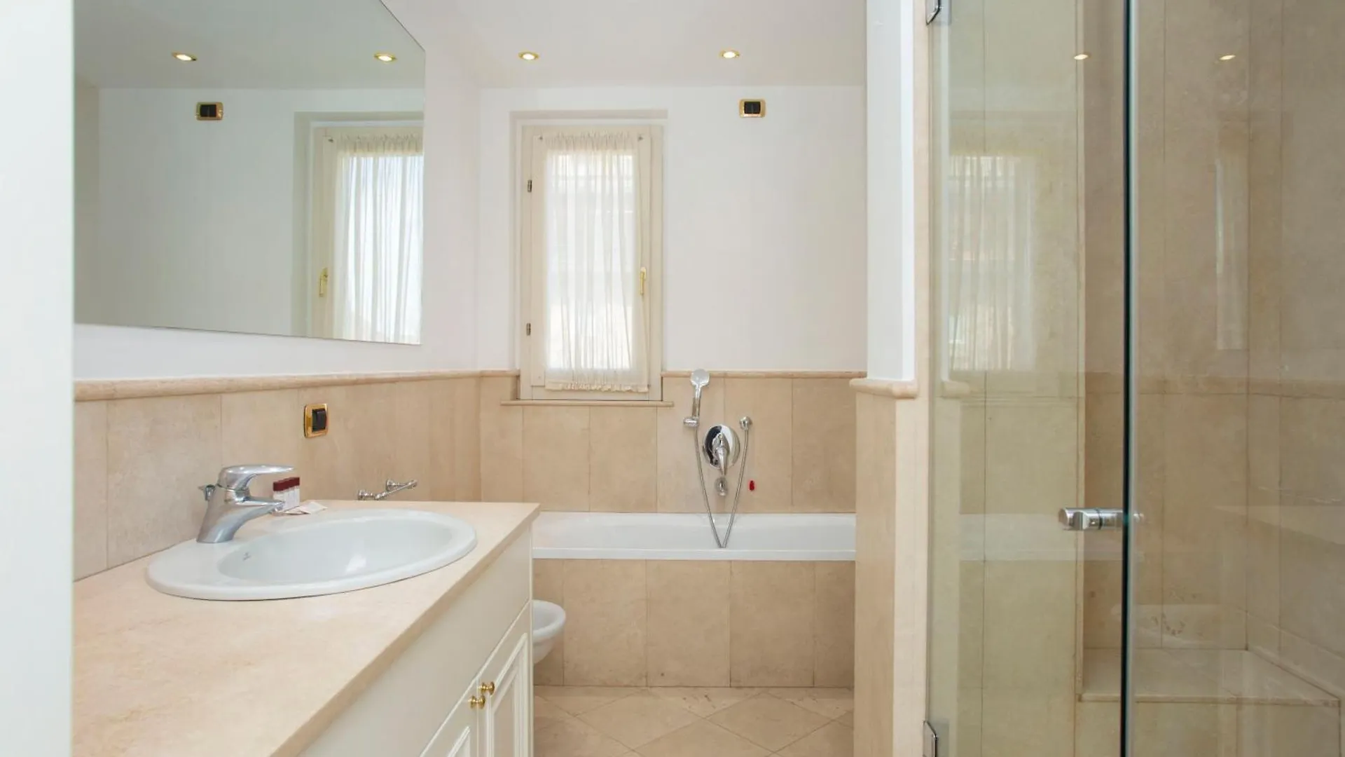 Duomo Luxury Living 16 - Milan Apartment